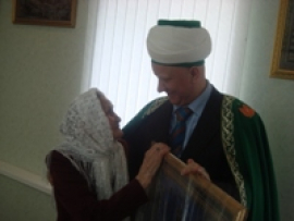 Муфтий Чувашии поздравил с 80- летним юбилеем учительницу с 50 - летним стажем